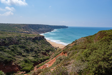 Küste, Klippen und Meer am Wanderweg „Rota Vicentina“ (Historischer Weg, Fischerweg) im Süden von Portugal  