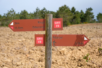 Wegweiser und Wegzeichen am Fernwanderweg „Rota Vicentina“ (Historischer Weg, Fischerweg) im Süden von Portugal 