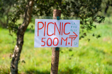 Wegweiser und Wegzeichen am Fernwanderweg &bdquo;Rota Vicentina&ldquo; (Historischer Weg, Fischerweg) im S&uuml;den von Portugal 