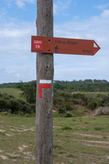 Wegweiser und Wegzeichen am Fernwanderweg „Rota Vicentina“ (Historischer Weg, Fischerweg) im Süden von Portugal 
