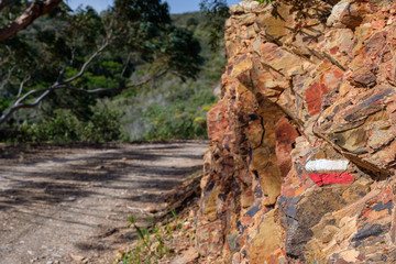 Wegweiser und Wegzeichen am Fernwanderweg „Rota Vicentina“ (Historischer Weg, Fischerweg) im Süden von Portugal 