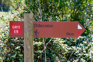 Wegweiser und Wegzeichen am Fernwanderweg „Rota Vicentina“ (Historischer Weg, Fischerweg) im Süden von Portugal 