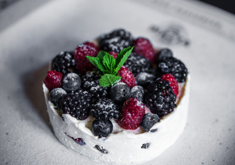 Cake with blackberries and raspberries