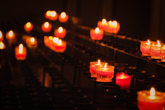 brennende kerzen in einer kirche