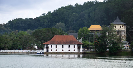 Fototapeta na wymiar The lake of Kandy city in Sri Lanka. Located at the center of city.