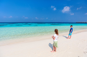 Obraz premium Kids at beach