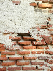 Ancient and genuine wall. Solid red clay brick very old. The wall where the long brick is preserved and the assembly and junction material is eroded. Patches of adobe and white varied chunks. Reddish.