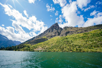 Obraz premium Beautiful landscape of Lake Josephine in the Many Glacier area of the famous Glacier National Park