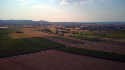 Aussicht über mit Strohballen besetzte Felder