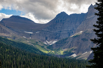 Obraz premium Beautiful Mt Grinnell landscape around Grinnell Lake area