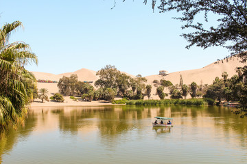 Barco no oásis no deserto