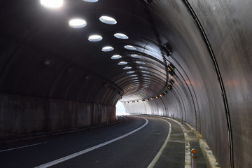 シェルター ／ 山形県鶴岡市の海岸に建造されている「油戸シェルター」です。すぐ横が海なので、風や波除けの役目を果たします。また冬期間は、雪から防護するために設置された海岸道路のシェルターです。