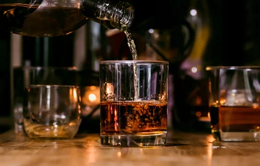 Gardinen Barkeeper Serve Whisky, auf Holzbar, © maeching
