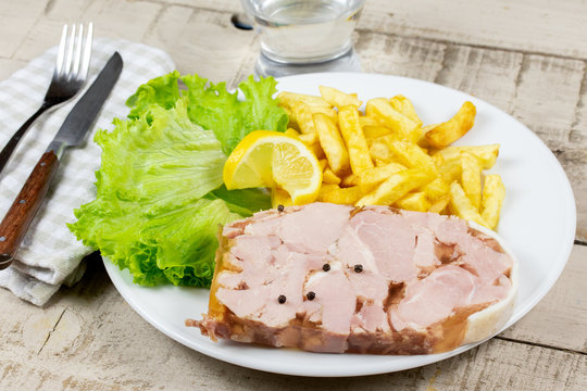 petit sal&eacute; et frites