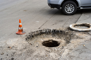 Pit road, open sunroof, road repair, danger to the car