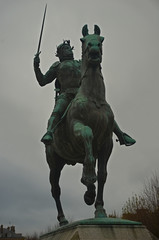 Fototapeta premium Monument dedicated to Bertrand Du Guesclin in Dinan, France
