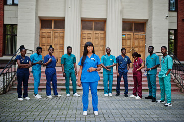 Obraz premium Group of african medical students posed outdoor against university door.