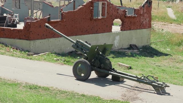 The gun howitzer stands on the road