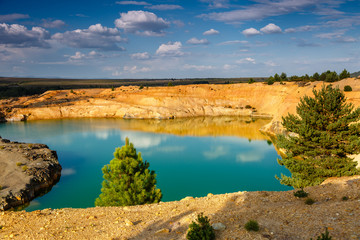 Cantera de pizarra abandonada, cubierta de agua, en la Sierra de la Culebra, Boya, Zamora, España.