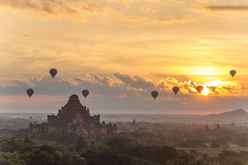 Obraz premium Dawn over the ancient Pagan city, Myanmar. The view from the top of Shwesandaw Temple. View of Dhammayangyi Temple.