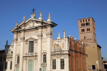 Fototapeta na wymiar cathedral in the historic old town of Mantua, Italy