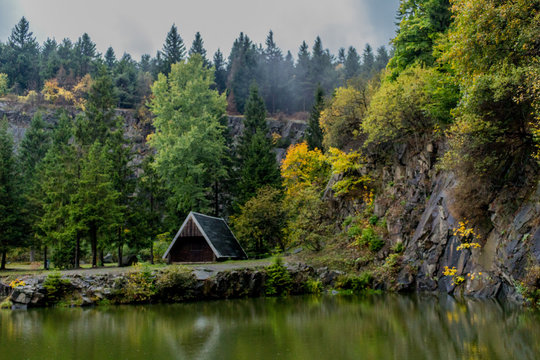 Herbstlicher Tag im sch&ouml;nen Th&uuml;ringer Wald - Bergsee Ebertswiese/Deutschland
