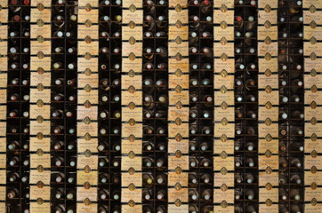 des bouteilles de vin rangées dans une cave. Une cave de grands vins.