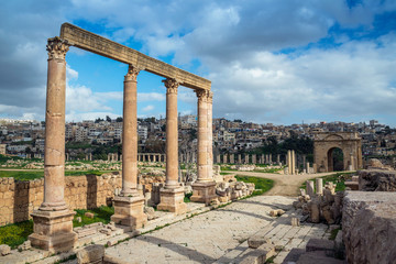 Fototapeta na wymiar Columns and archways at the ancient greco-roman city of Jerash, Gerasa Governorate, Jordan