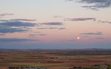 Atardecer en La Mancha con luna llena