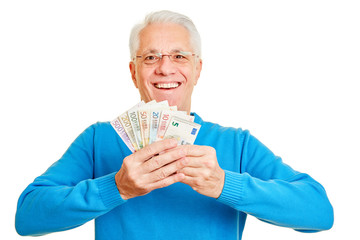 Senior hält Fächer aus Euro Geldscheinen in Händen