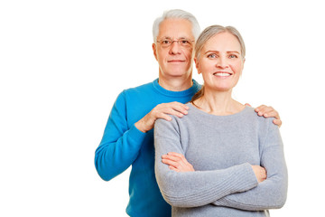 Glückliches Senioren Paar isoliert vor weiß