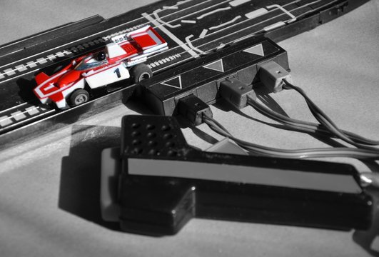 Un circuit automobile en jouet. Un jouet de circuit de formule 1. Un circuit de vitesse. Le go&ucirc;t de la vitesse.