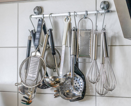 K&uuml;chenhelfer an der Wand