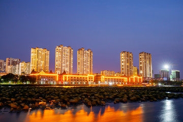 Fototapeta premium Miasto nocą leży nad rzeką