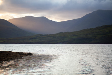 Luz cálida al atardecer junto al lago