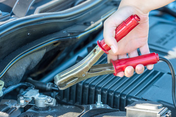 starterkabel an die autobatterie befestigen