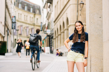 Obraz na płótnie Canvas Outdoor portrait of pretty teenage girl on the city street
