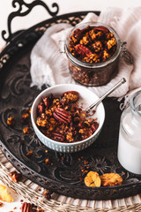 Granola ou Muesli fait Maison aux Flocon d'Avoine, Purée de Courge Butternut, Noix et Chocolat.