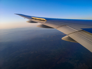 Obraz premium Dawn of the sun in the window of an airplane