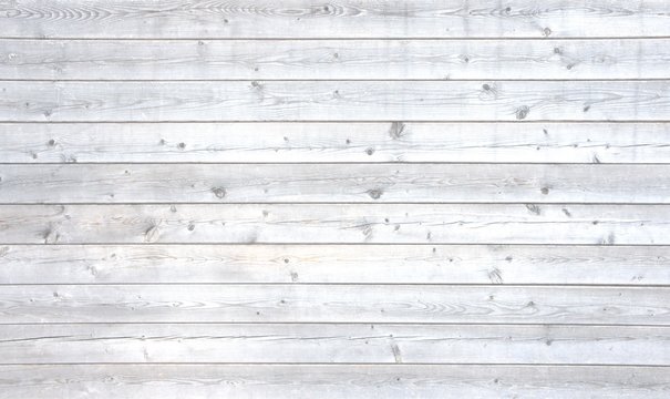 Weiß graue Holwand mit horizontalen Brettern