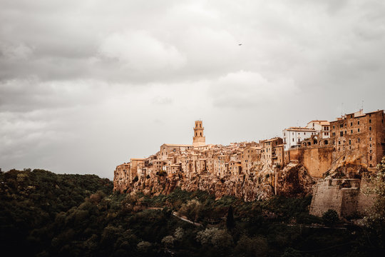 Blick auf Pitigliano eine italienische Gemeinde  im S&uuml;dosten der Provinz Grosseto in der Toskana mit einem mittelalterlichen Stadtkern