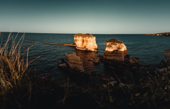 K&uuml;stenblick &uuml;ber die Torre Sant'Andrea in Melendugno Provinz Lecce Italien am kristall blauen Meer
