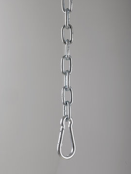 cadena con mosquet&oacute;n sobre fondo gris