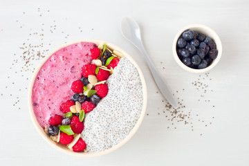 Smoothie mit Obst und Chia-Pudding	