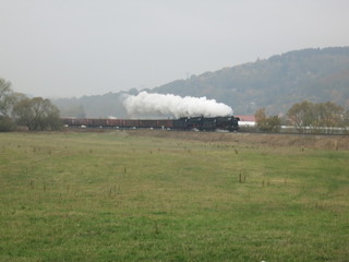Fototapeta na wymiar zwei Dampflokomotiven donnern über die Ebene