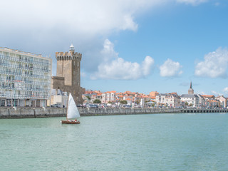Voilier naviguant sur le chenal du port des Sables d'Olonne en Vendée