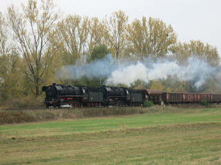 Fototapeta na wymiar zwei Dampflokomotiven donnern über die Ebene