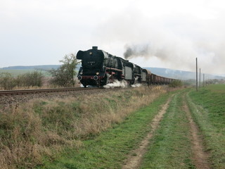Obraz na płótnie Canvas mit zwei Dampfloks bezwingt der Zug die Steigung