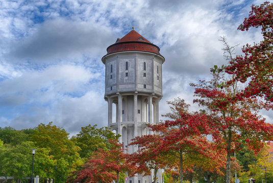 Historischer Wasserturm in Emden im Herbst