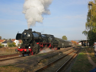 Fototapeta na wymiar anfahrender Zug mit Dampflokomotive